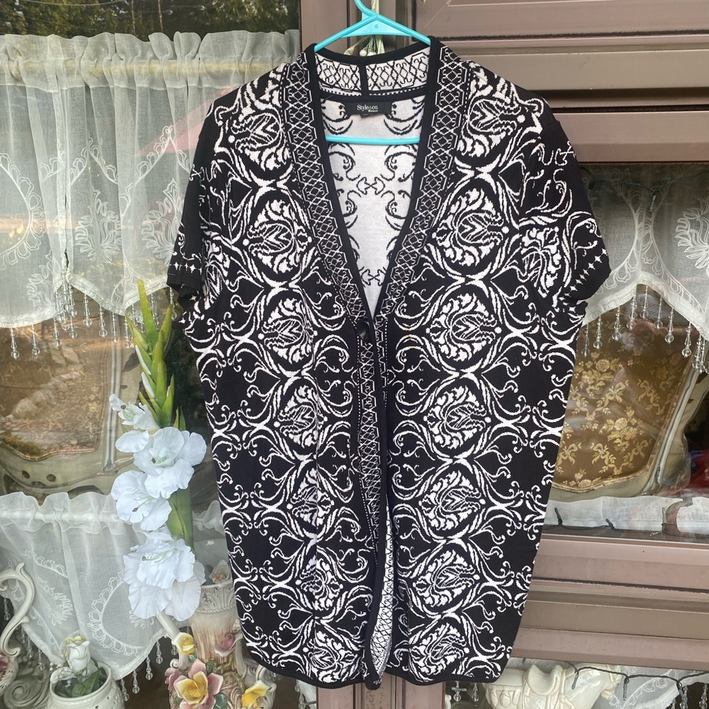 Style & Co Women Black and White Beautiful sweater vest look size X-large